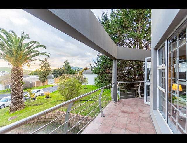 3 BEDROOM FREEHOLD SOLD IN DE BRON